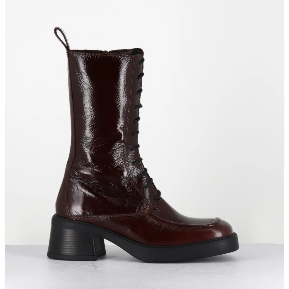 Boots^E8 BY MIISTA Boots à lacets bout carré en cuir naplak - AGUSTINA DARK BROWN BOOTS MARRON