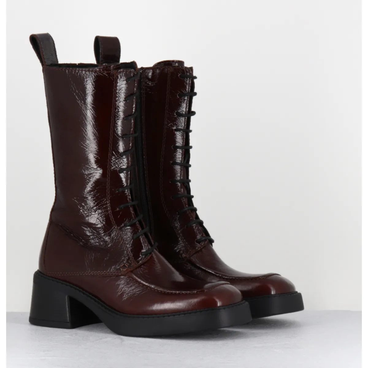 Boots^E8 BY MIISTA Boots à lacets bout carré en cuir naplak - AGUSTINA DARK BROWN BOOTS MARRON