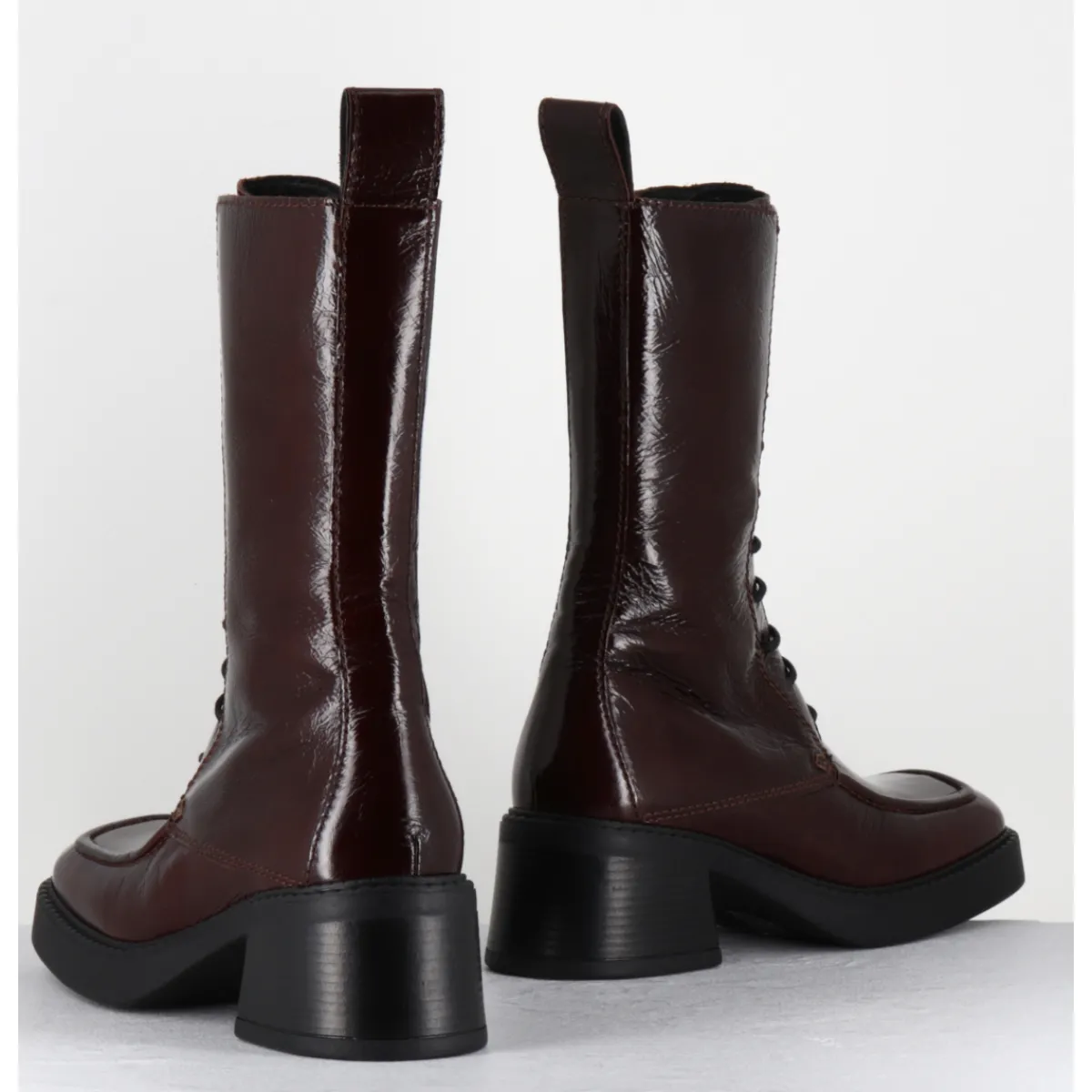 Boots^E8 BY MIISTA Boots à lacets bout carré en cuir naplak - AGUSTINA DARK BROWN BOOTS MARRON