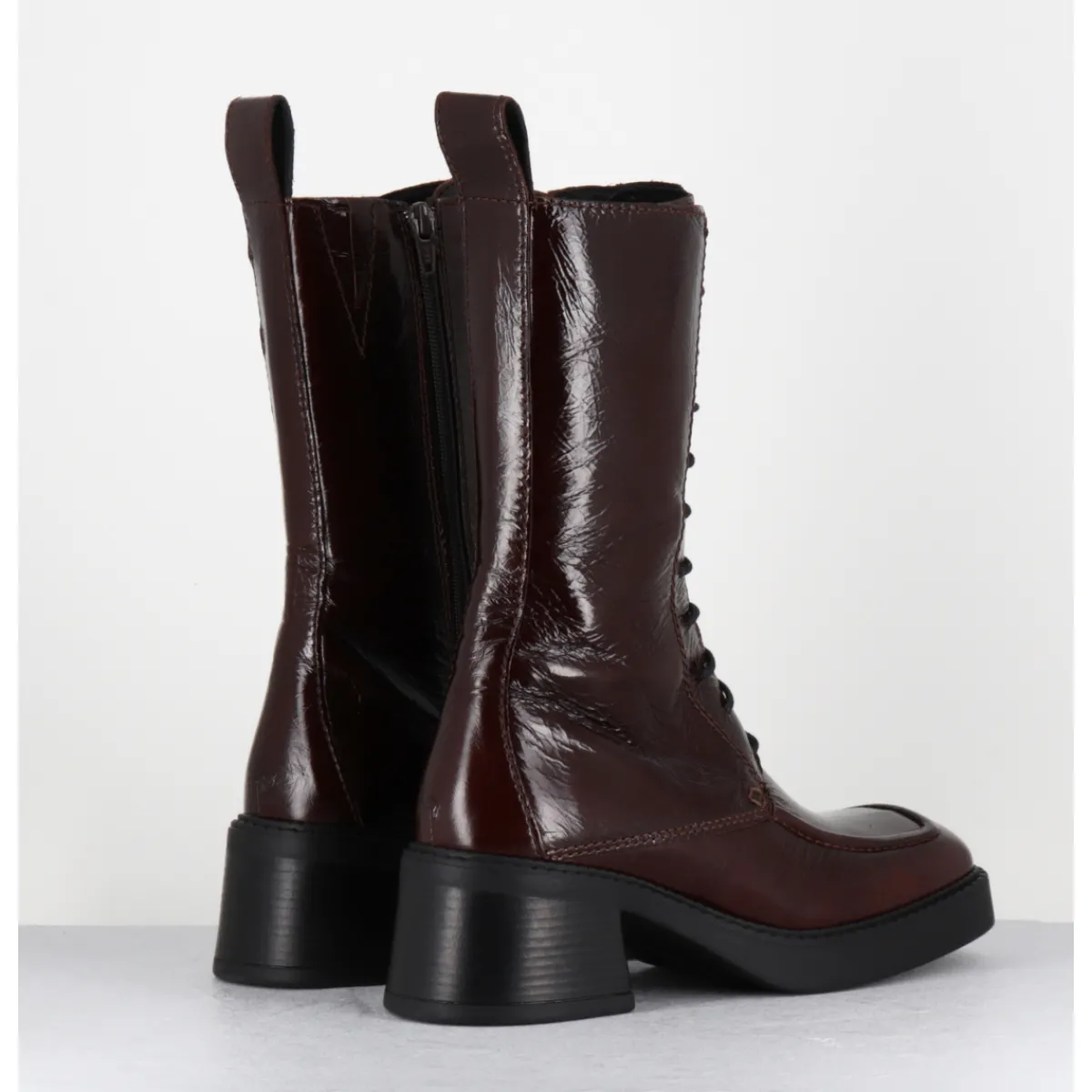 Boots^E8 BY MIISTA Boots à lacets bout carré en cuir naplak - AGUSTINA DARK BROWN BOOTS MARRON