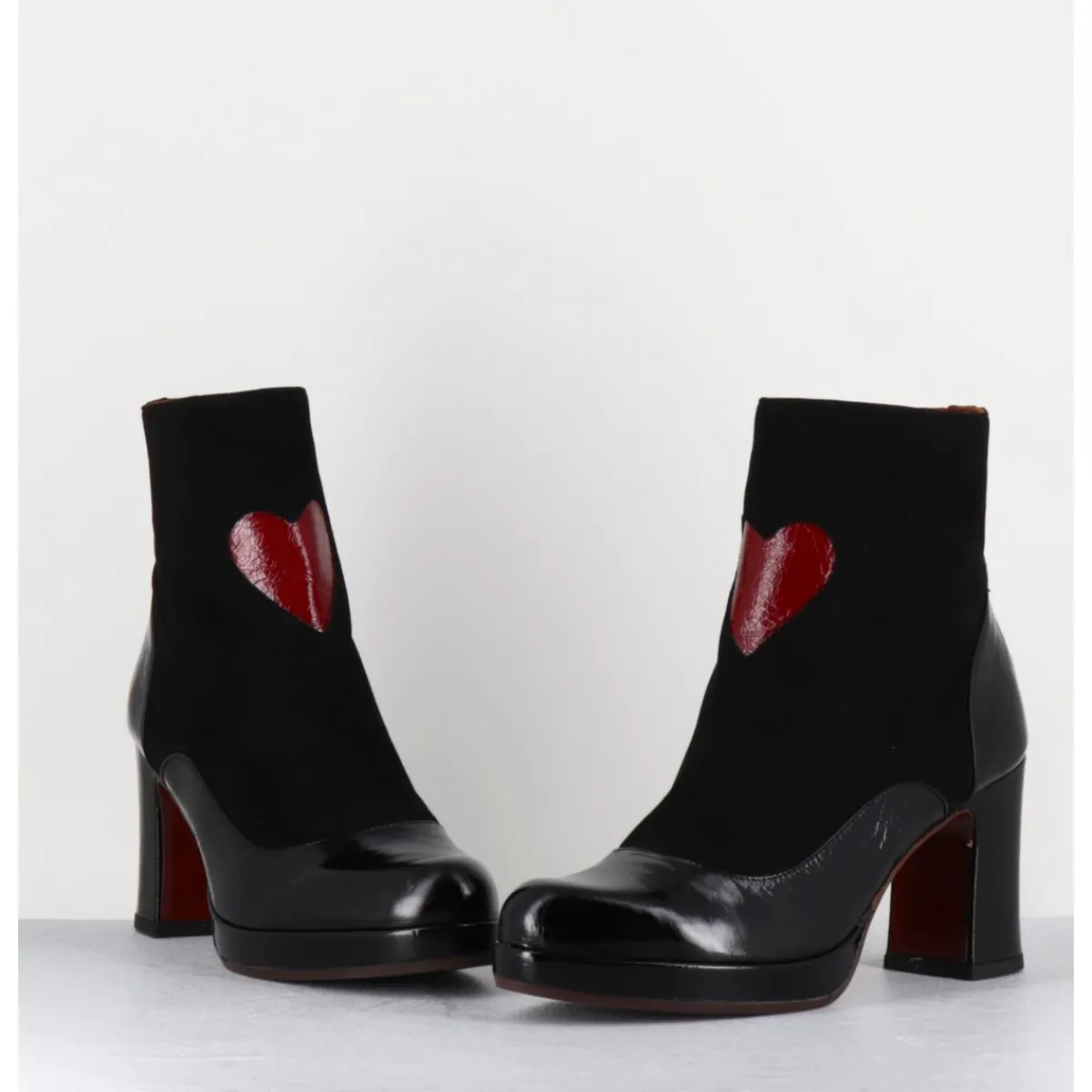 boots__talon_en_cuir_noir_amp_coeur_rouge__danlov_maserati_negro_3.webp Boots^CHIE MIHARA Boots à talon en cuir & coeur rouge - DANLOV MASERATI NEGRO NOIR