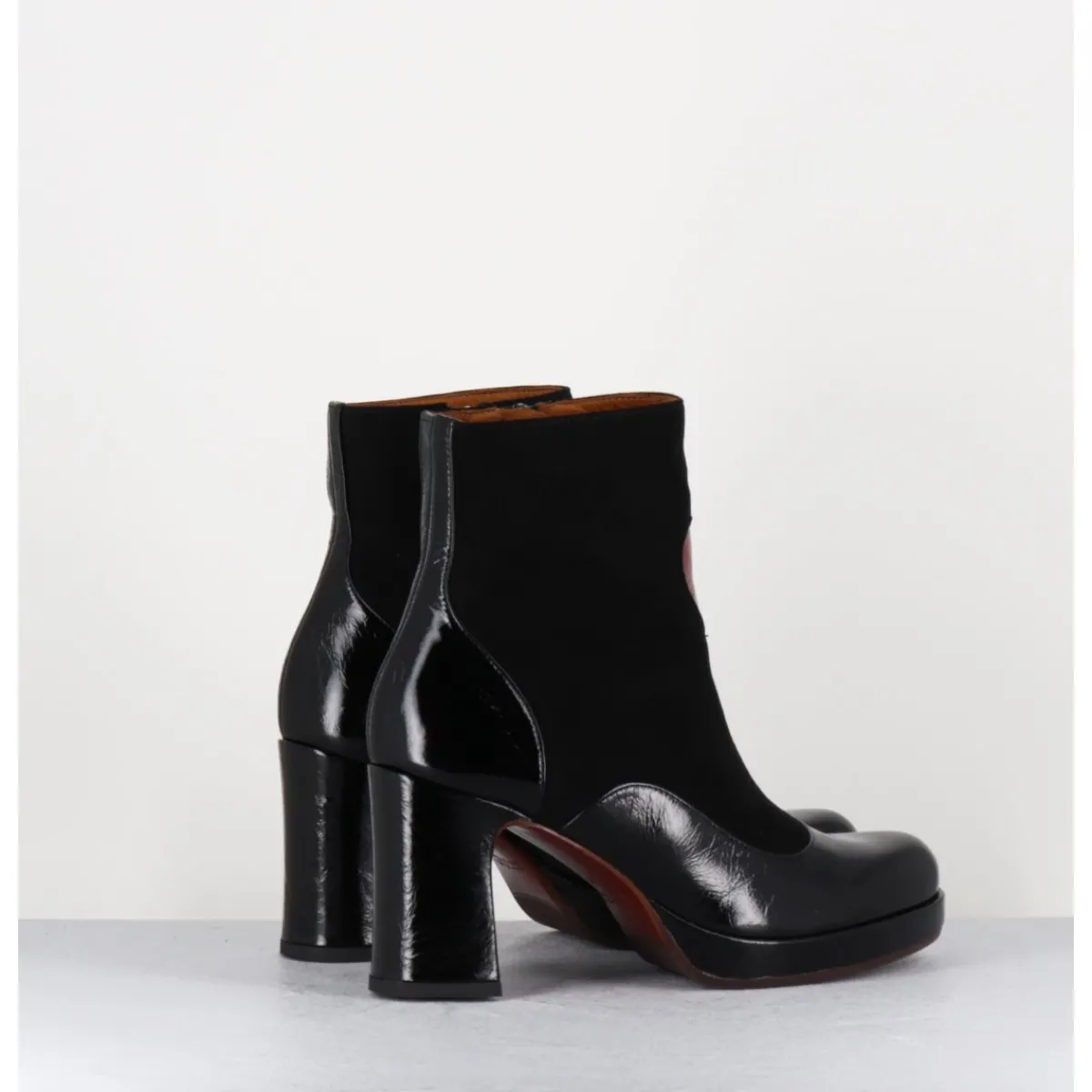 boots__talon_en_cuir_noir_amp_coeur_rouge__danlov_maserati_negro_4.webp Boots^CHIE MIHARA Boots à talon en cuir & coeur rouge - DANLOV MASERATI NEGRO NOIR