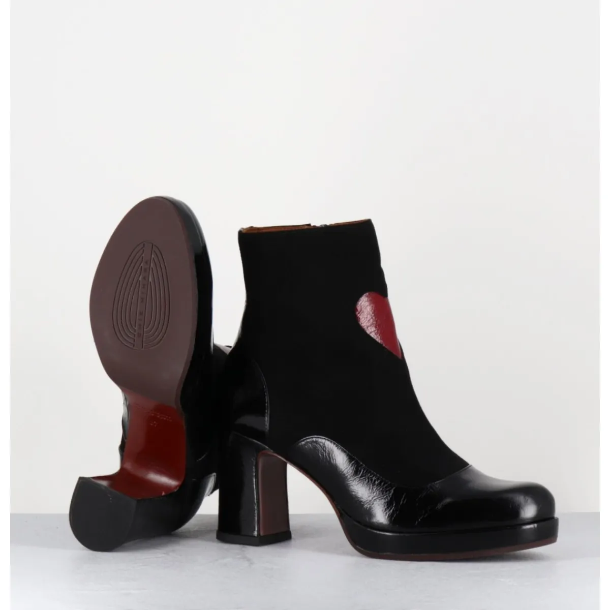 boots__talon_en_cuir_noir_amp_coeur_rouge__danlov_maserati_negro_9.webp Boots^CHIE MIHARA Boots à talon en cuir & coeur rouge - DANLOV MASERATI NEGRO NOIR