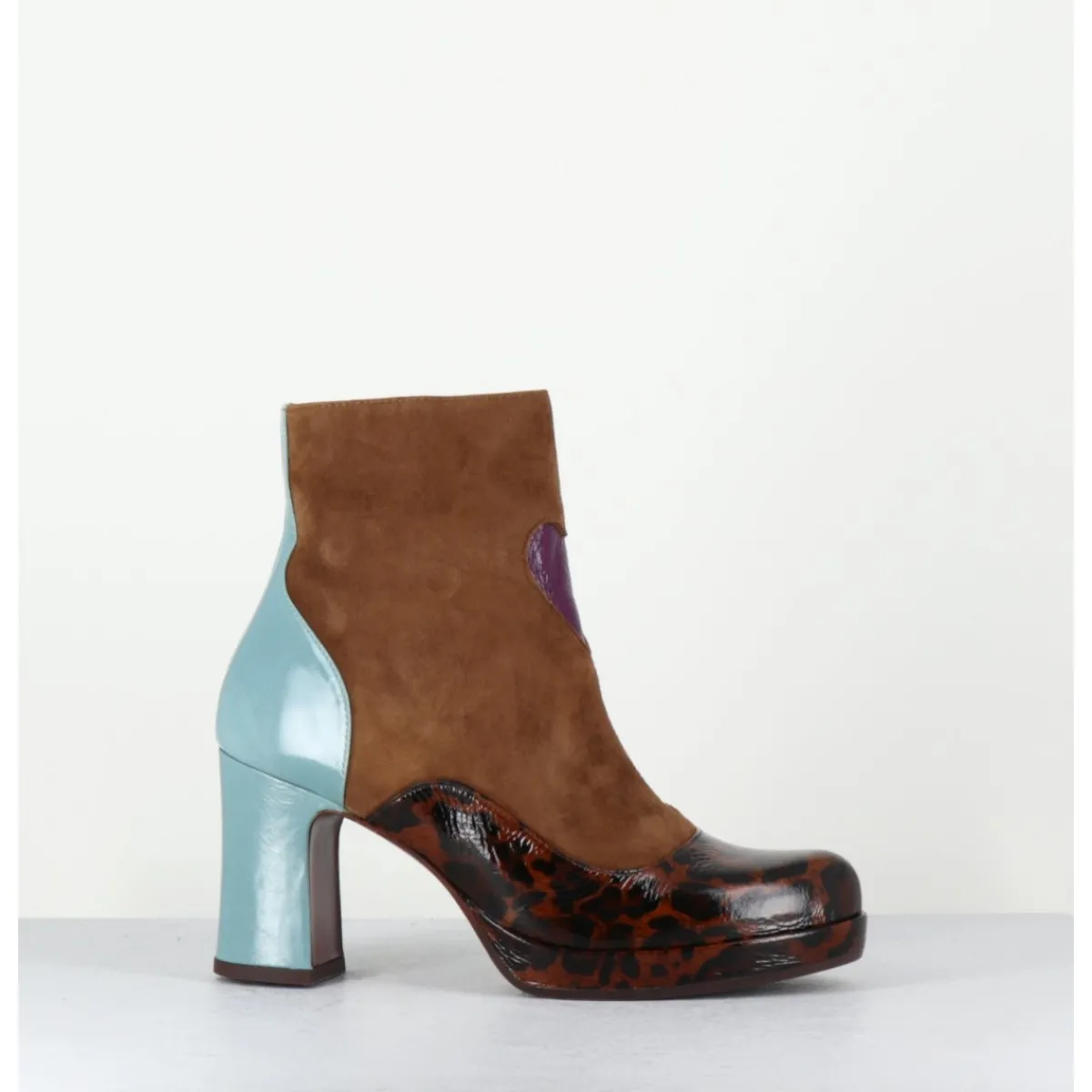 Boots^CHIE MIHARA Boots à talon en daim camel & coeur violet - DANLOV FIAT CASTANO