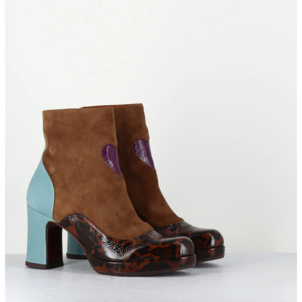 Boots^CHIE MIHARA Boots à talon en daim camel & coeur violet - DANLOV FIAT CASTANO