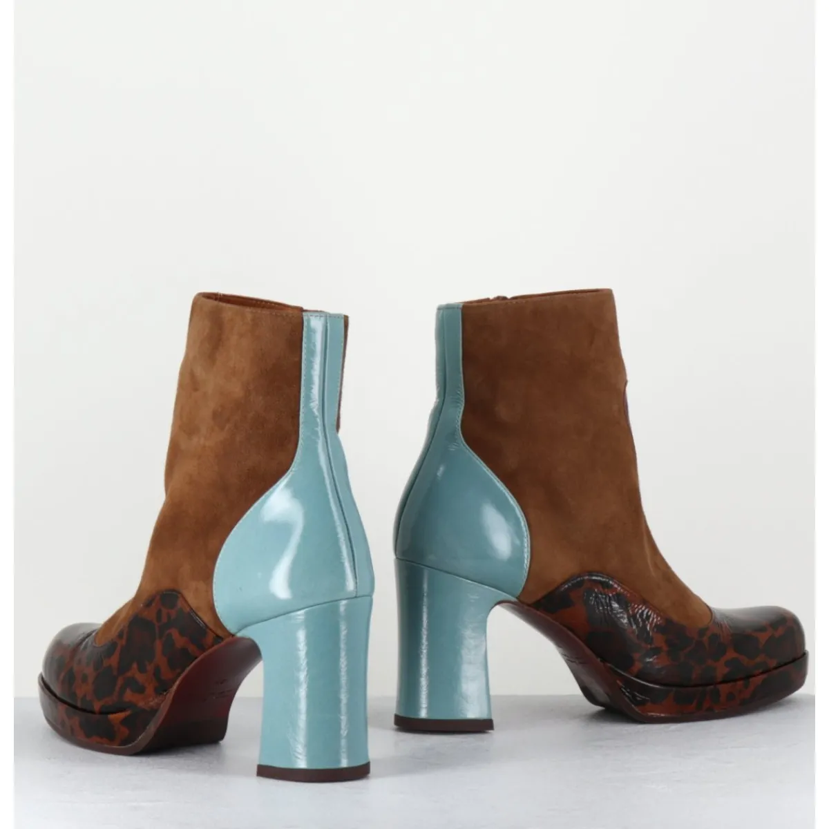 Boots^CHIE MIHARA Boots à talon en daim camel & coeur violet - DANLOV FIAT CASTANO