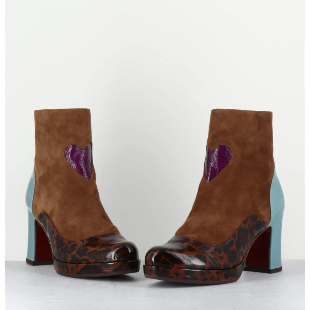 Boots^CHIE MIHARA Boots à talon en daim camel & coeur violet - DANLOV FIAT CASTANO