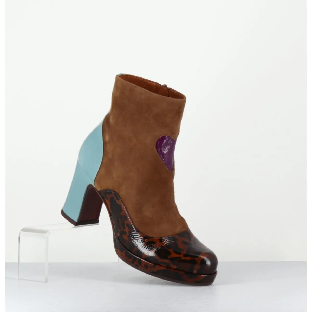 Boots^CHIE MIHARA Boots à talon en daim camel & coeur violet - DANLOV FIAT CASTANO