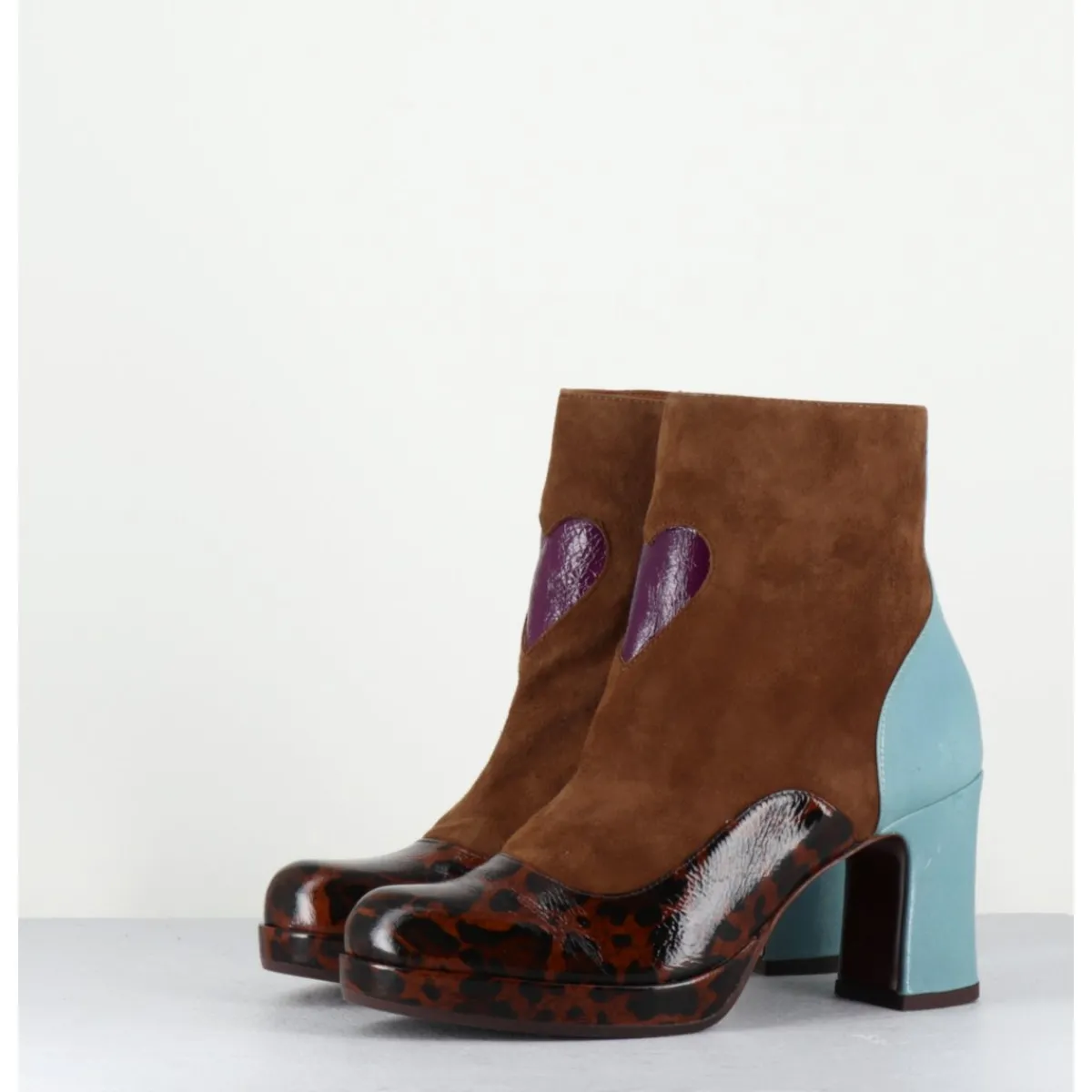 Boots^CHIE MIHARA Boots à talon en daim camel & coeur violet - DANLOV FIAT CASTANO