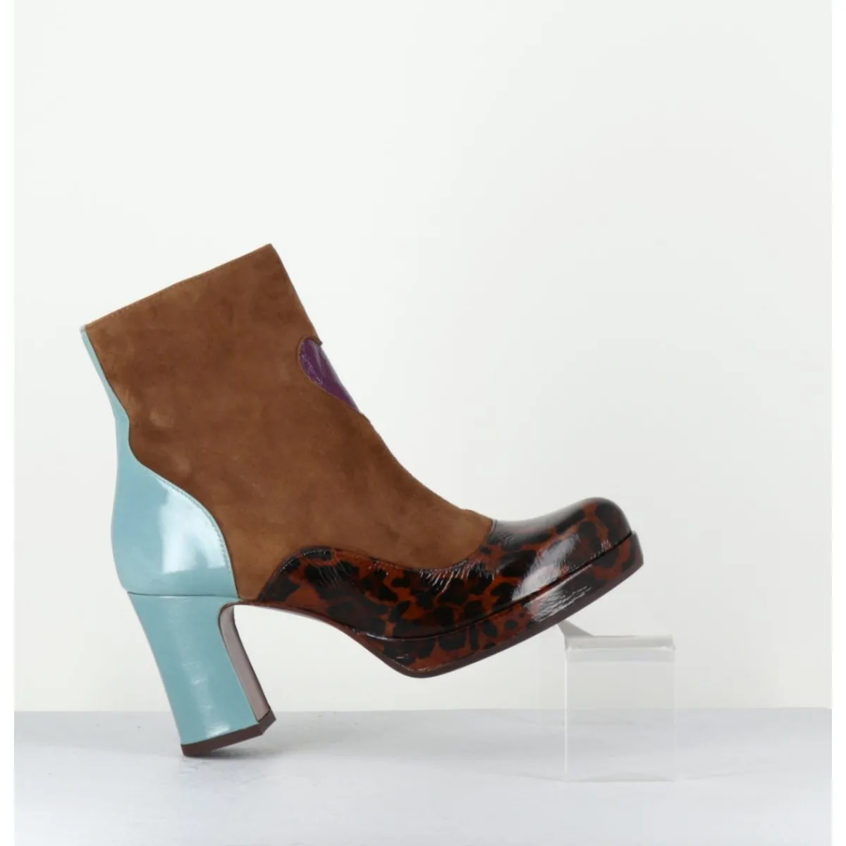 Boots^CHIE MIHARA Boots à talon en daim camel & coeur violet - DANLOV FIAT CASTANO