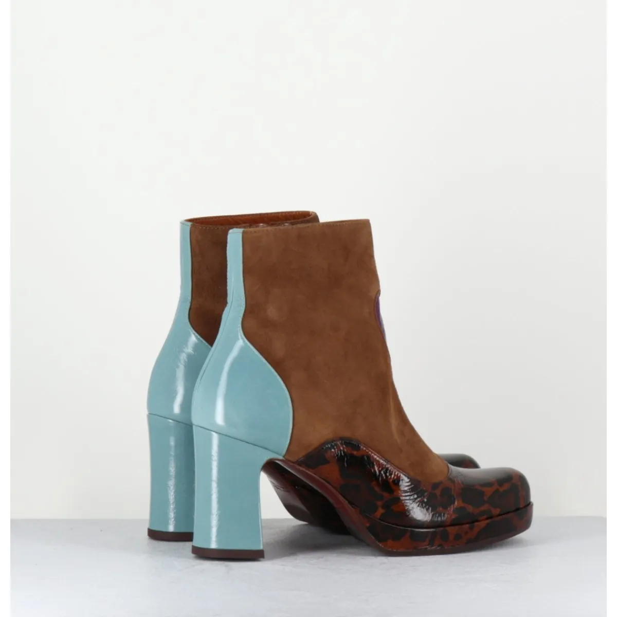 Boots^CHIE MIHARA Boots à talon en daim camel & coeur violet - DANLOV FIAT CASTANO