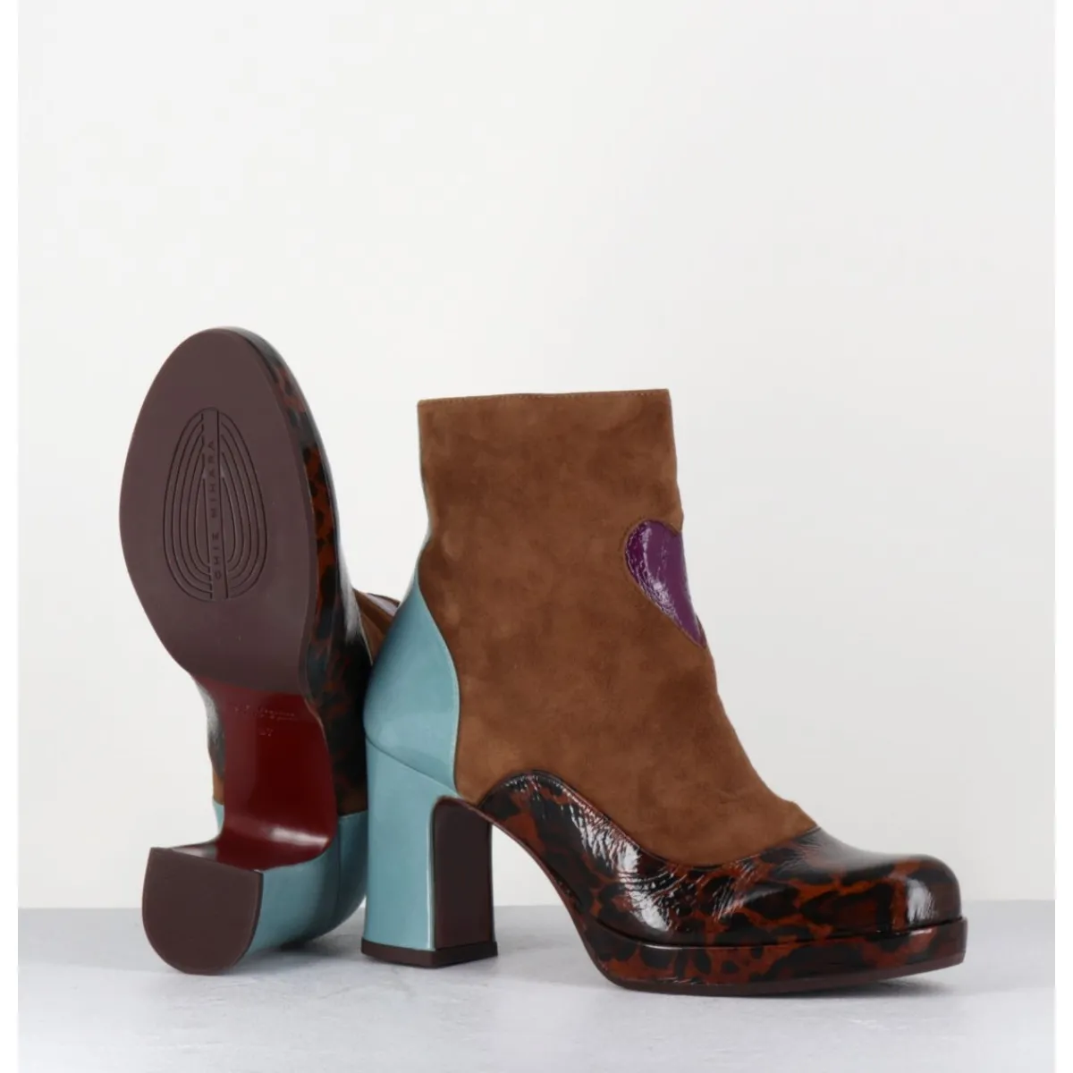 Boots^CHIE MIHARA Boots à talon en daim camel & coeur violet - DANLOV FIAT CASTANO