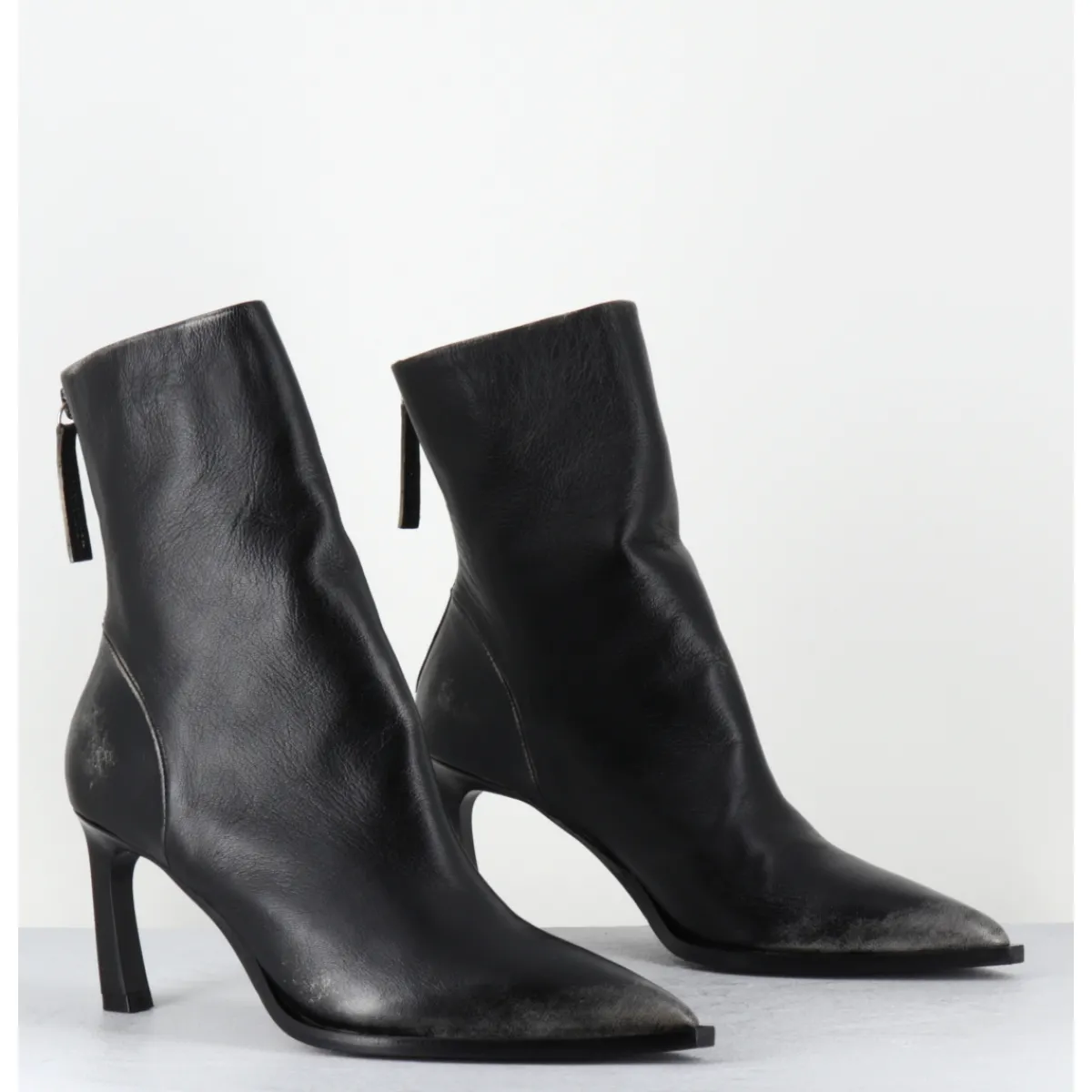 Boots^HALMANERA Boots bout pointu à talon en cuir anthracite brossé - ULA26 NIGER SHADE NOIR