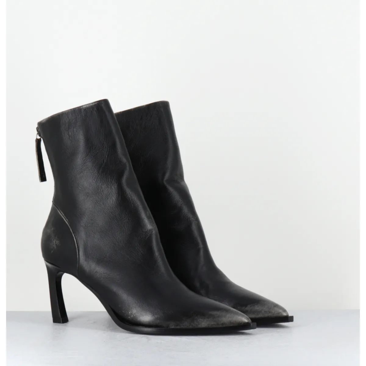 Boots^HALMANERA Boots bout pointu à talon en cuir anthracite brossé - ULA26 NIGER SHADE NOIR