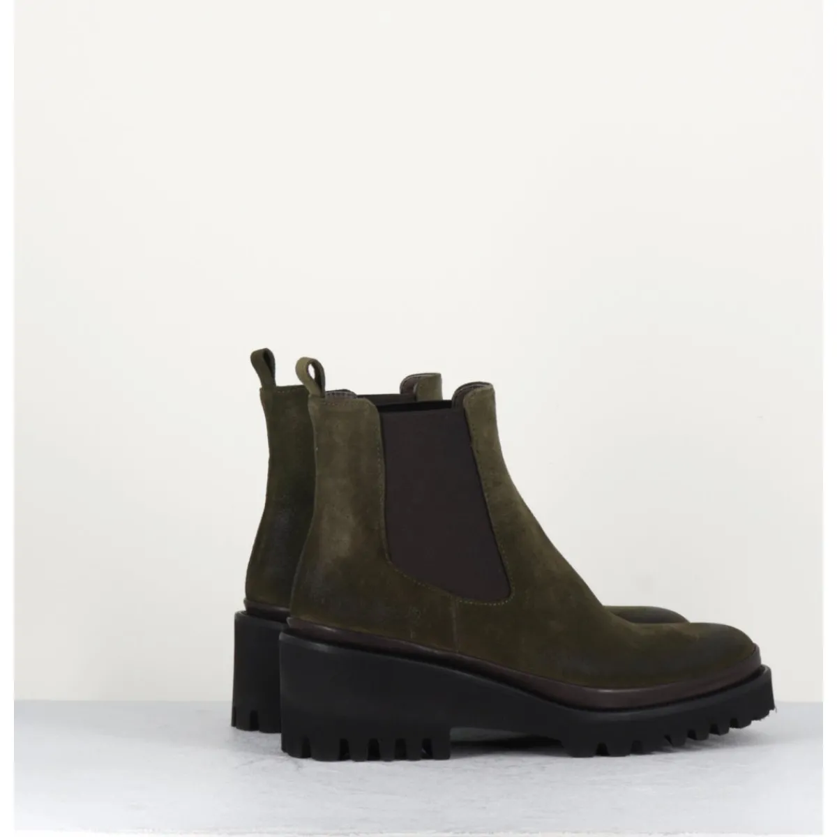 Boots^GARRICE LAB Boots chelsea en daim kaki & semelle micro - BRADI OIL MILITARE