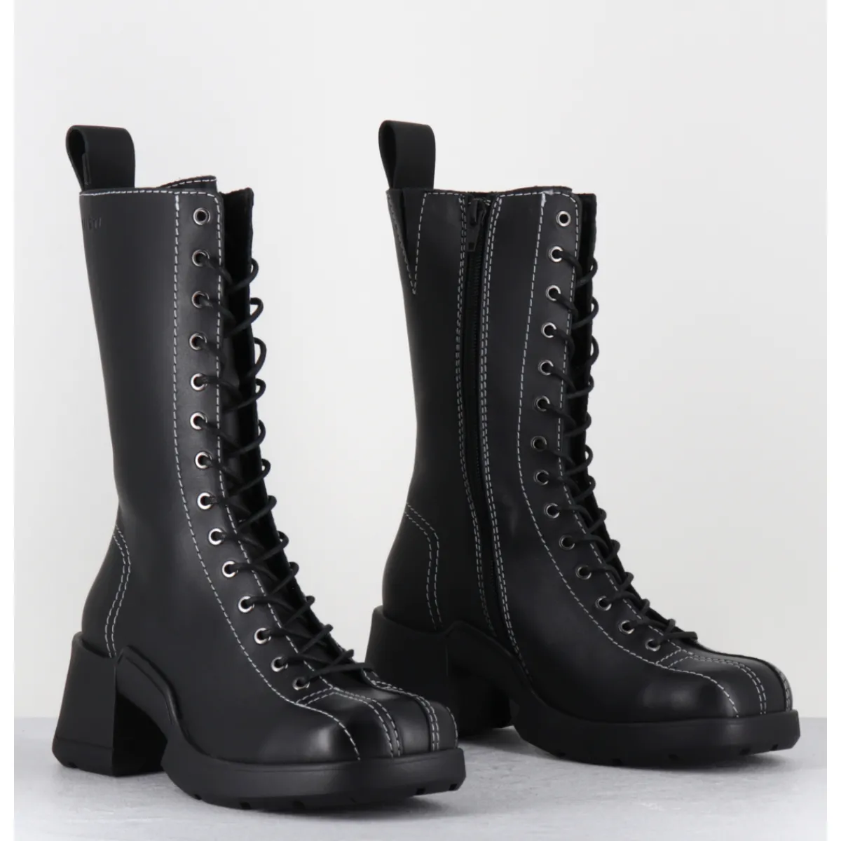 Boots^E8 BY MIISTA Boots en cuir à lacets & surpiqûres blanches - INGE BLACK ANKLE BOOTS NOIR