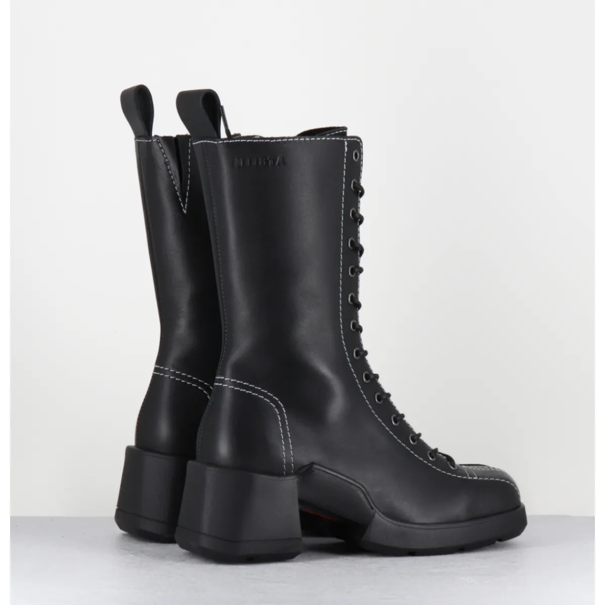 Boots^E8 BY MIISTA Boots en cuir à lacets & surpiqûres blanches - INGE BLACK ANKLE BOOTS NOIR
