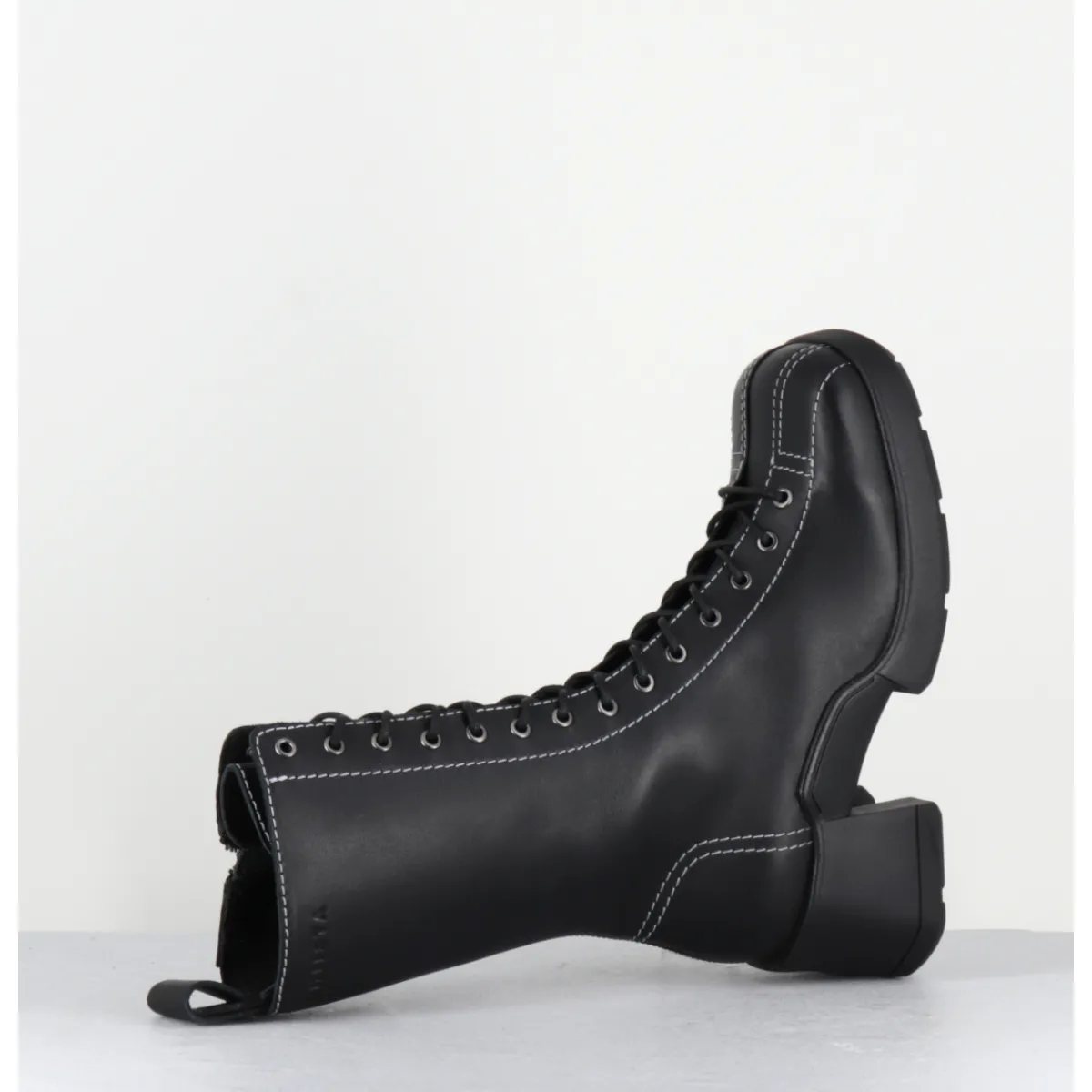 Boots^E8 BY MIISTA Boots en cuir à lacets & surpiqûres blanches - INGE BLACK ANKLE BOOTS NOIR