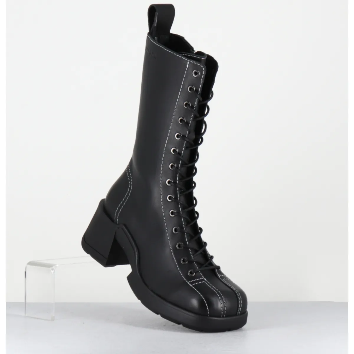 Boots^E8 BY MIISTA Boots en cuir à lacets & surpiqûres blanches - INGE BLACK ANKLE BOOTS NOIR
