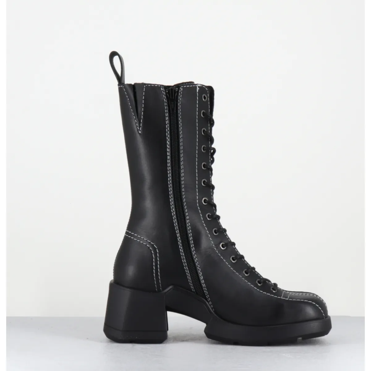Boots^E8 BY MIISTA Boots en cuir à lacets & surpiqûres blanches - INGE BLACK ANKLE BOOTS NOIR
