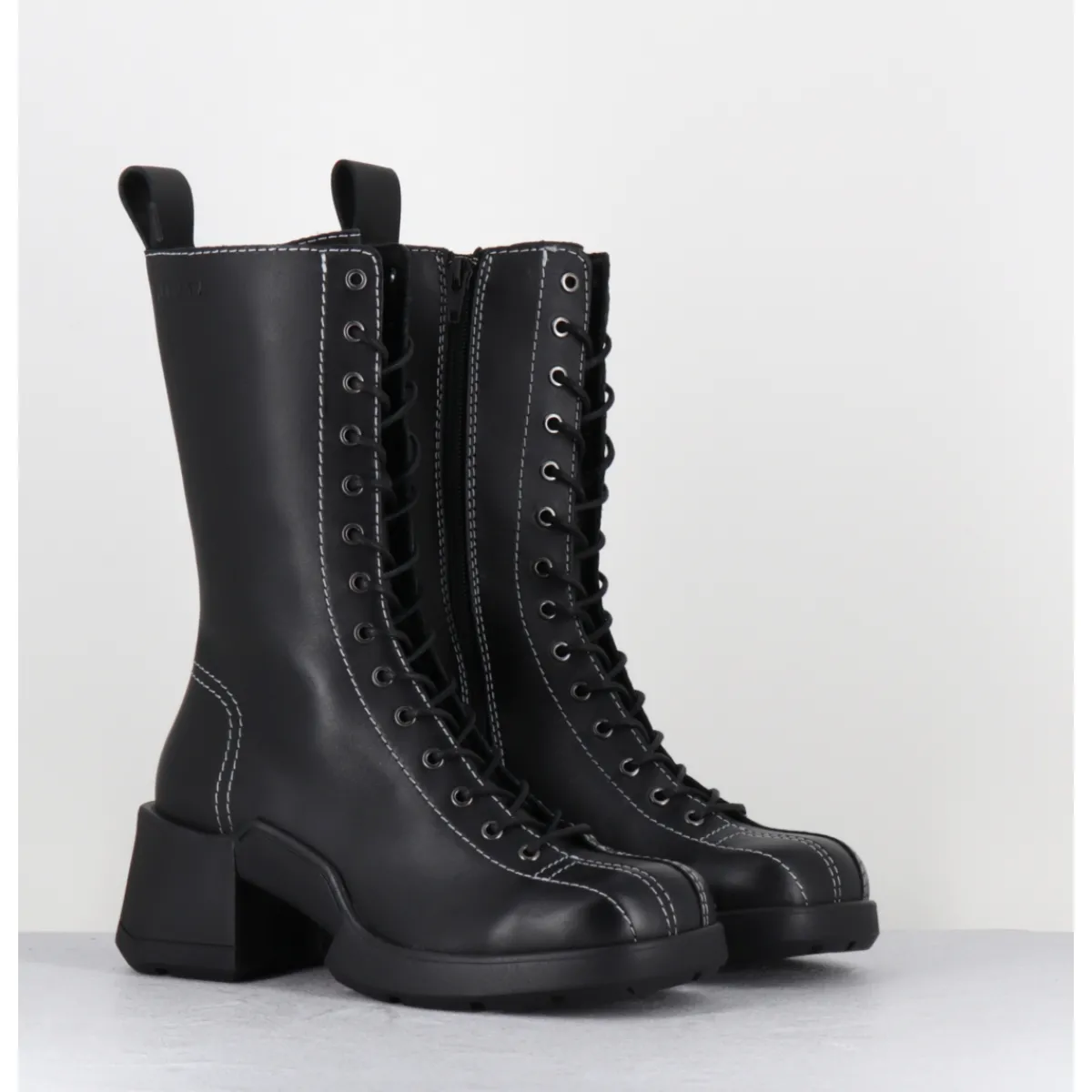 Boots^E8 BY MIISTA Boots en cuir à lacets & surpiqûres blanches - INGE BLACK ANKLE BOOTS NOIR