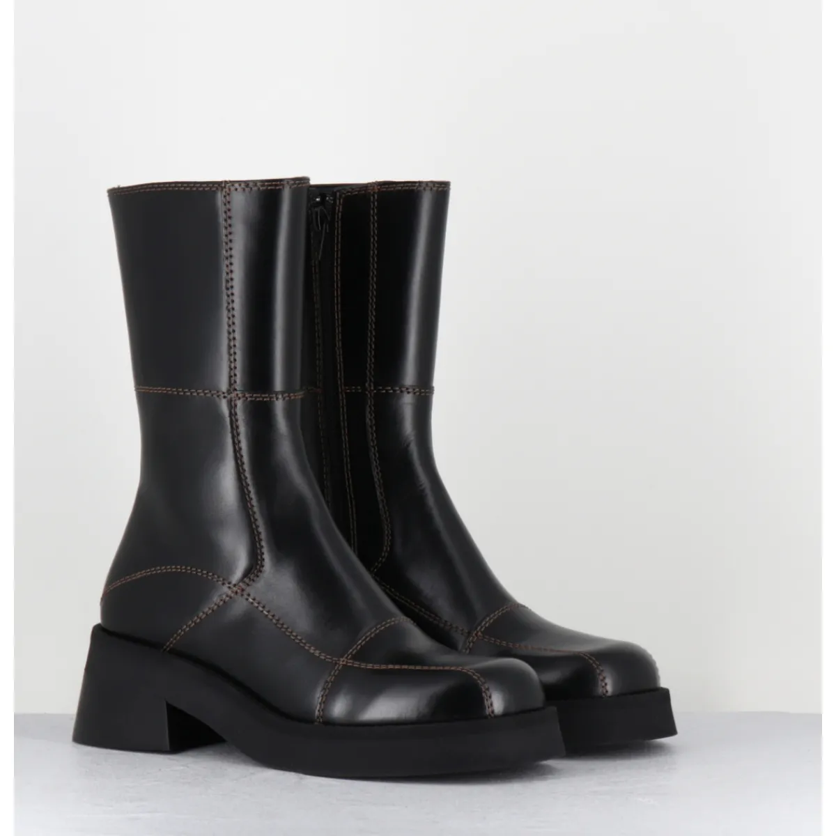 Boots^E8 BY MIISTA Boots en cuir & surpiqûres marron - HEYA BLACK BROWN BOOTS NOIR