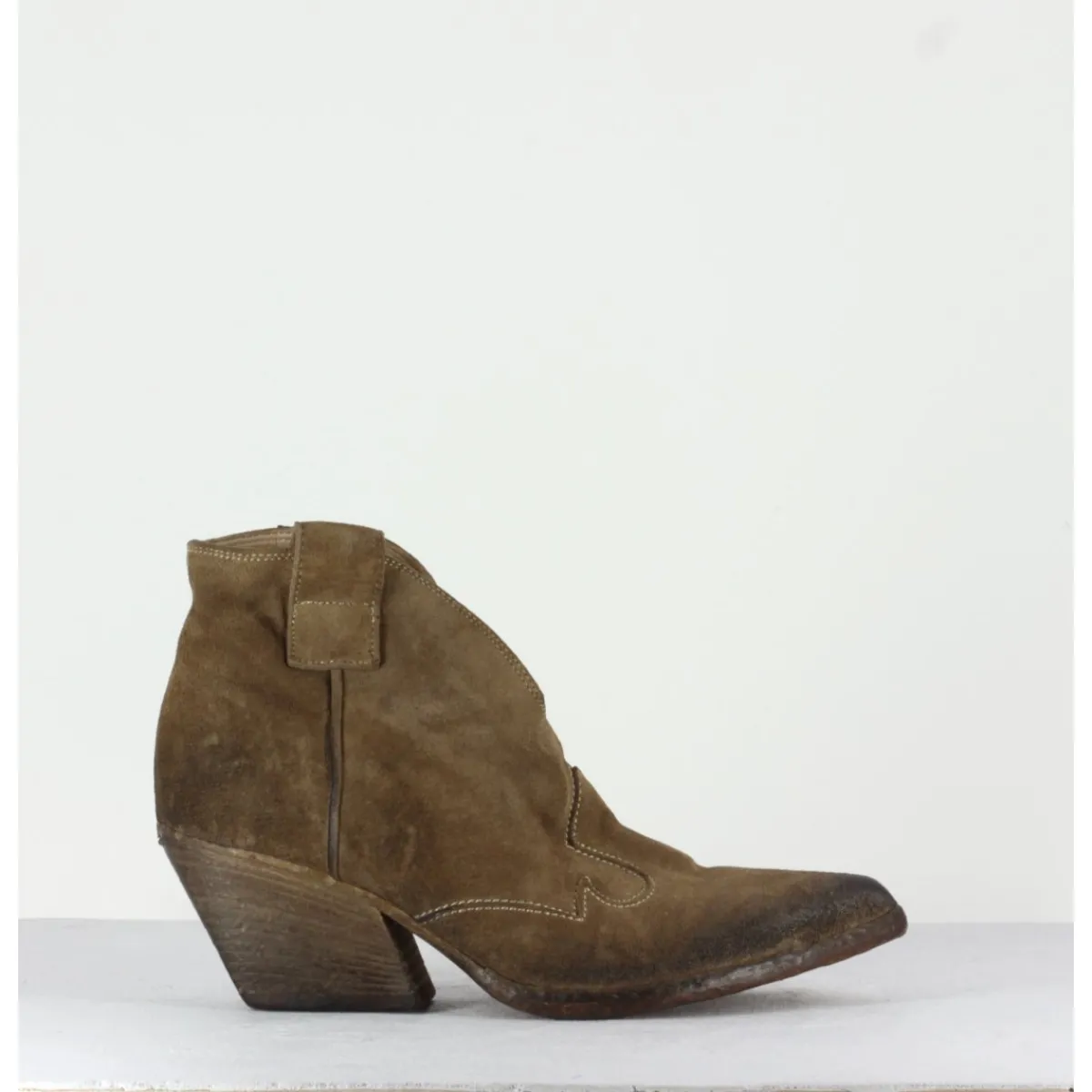 Boots | Santiags^ELENA IACHI Boots santiags courtes en daim - E2004 HOMBRE SAND TAUPE