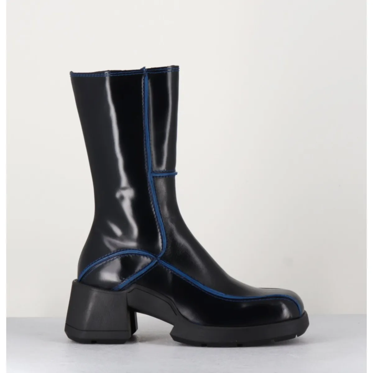 Boots^E8 BY MIISTA Boots tige haute en cuir lisse noir aux bords bleus - MIEKO BLU BOOTS