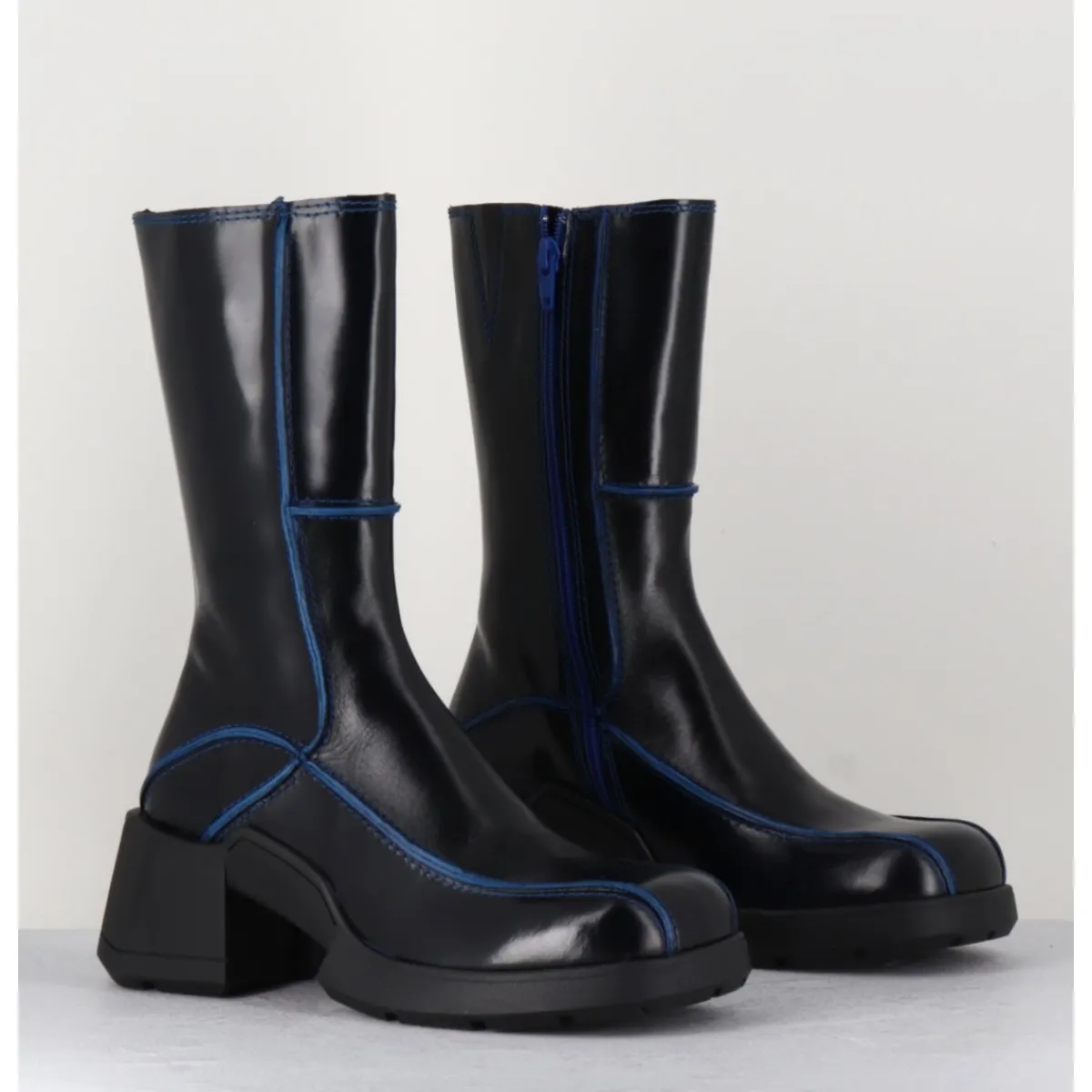 Boots^E8 BY MIISTA Boots tige haute en cuir lisse noir aux bords bleus - MIEKO BLU BOOTS