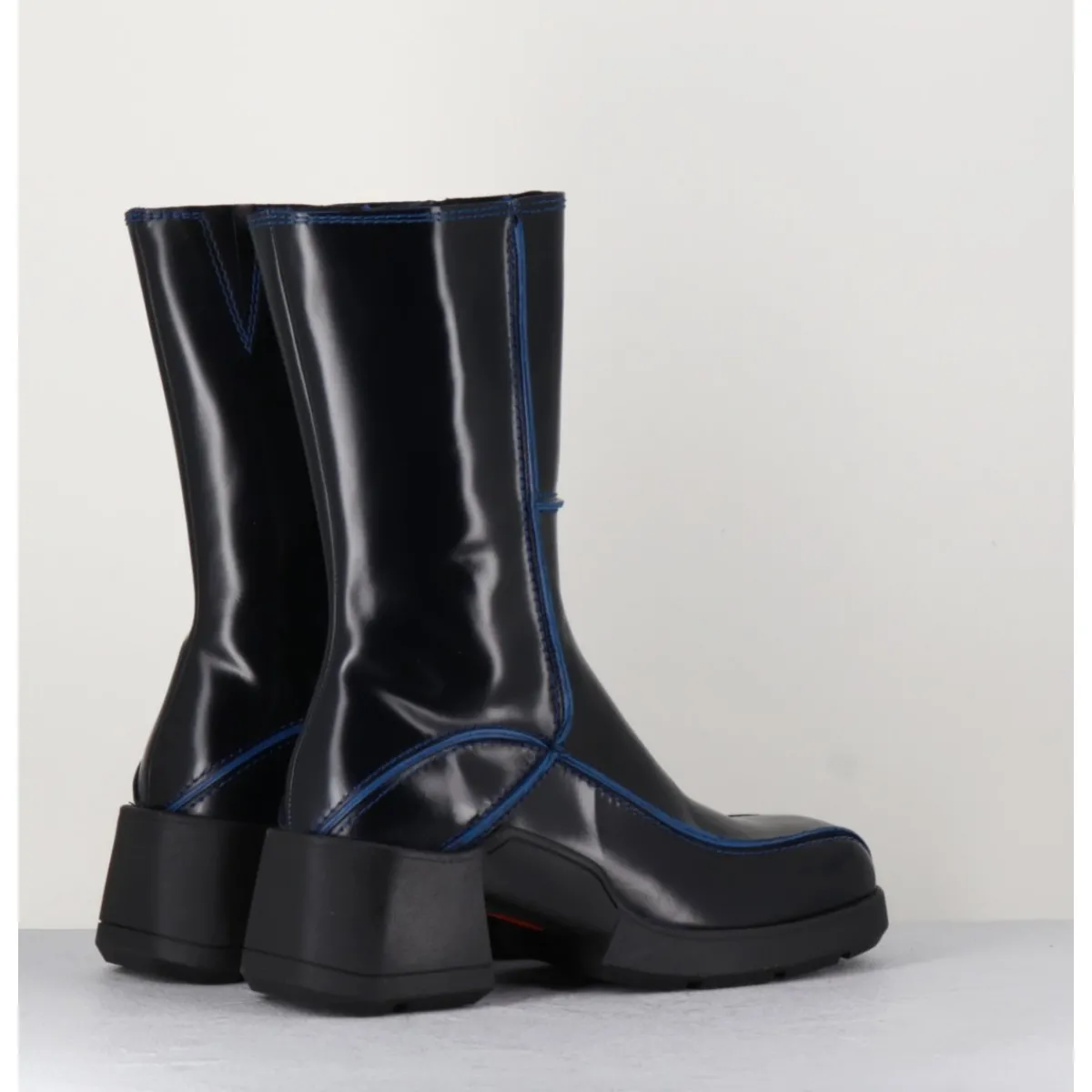 Boots^E8 BY MIISTA Boots tige haute en cuir lisse noir aux bords bleus - MIEKO BLU BOOTS