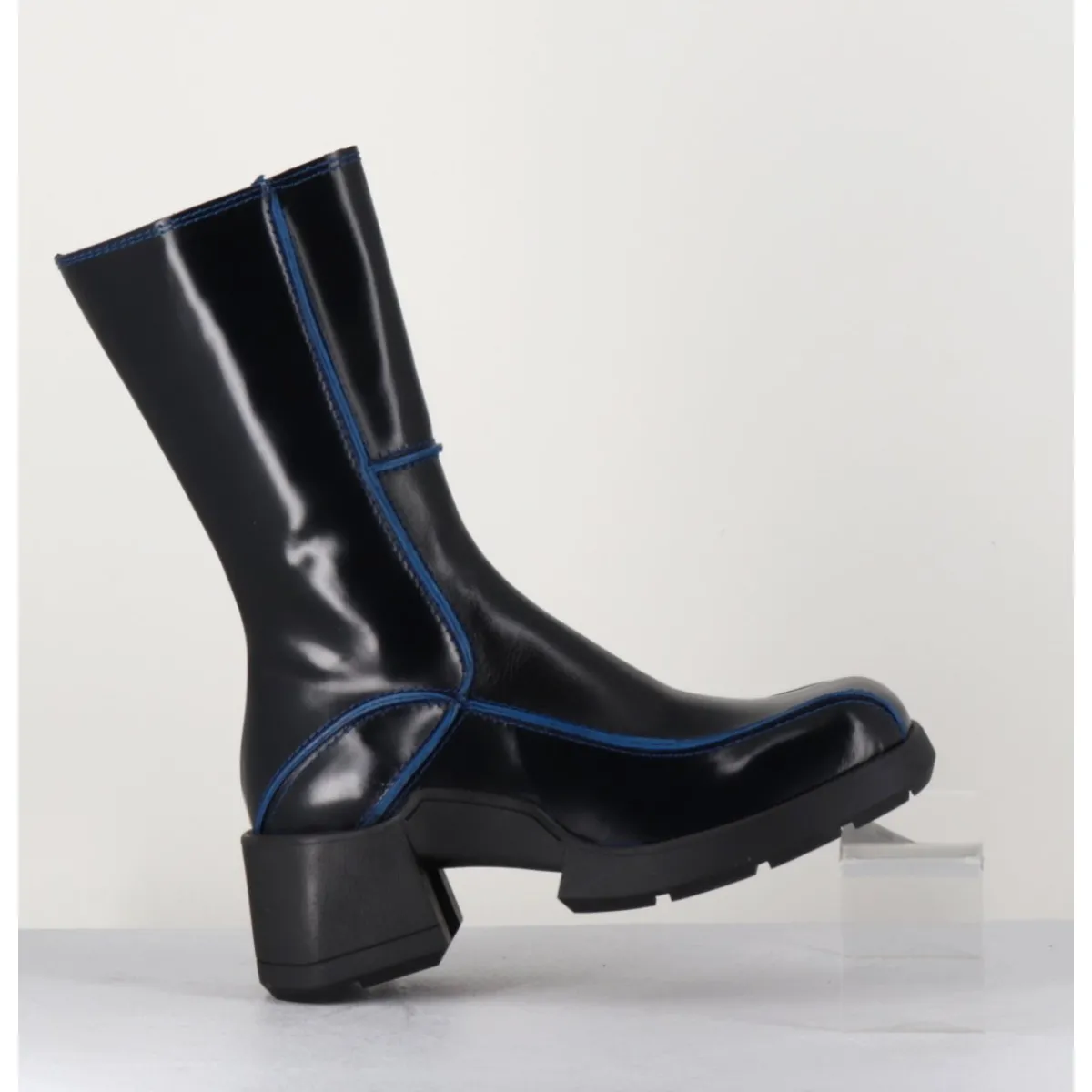 Boots^E8 BY MIISTA Boots tige haute en cuir lisse noir aux bords bleus - MIEKO BLU BOOTS