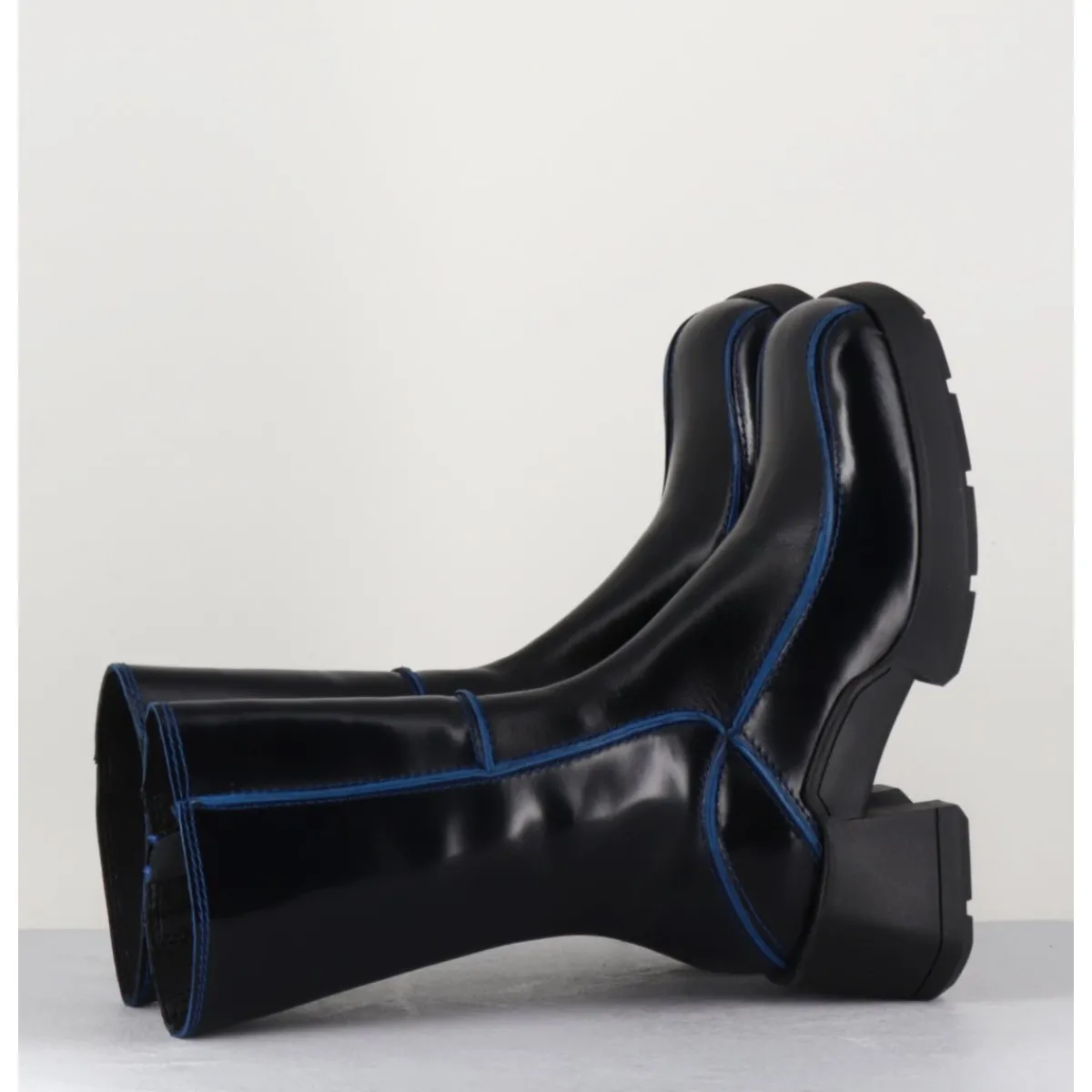 Boots^E8 BY MIISTA Boots tige haute en cuir lisse noir aux bords bleus - MIEKO BLU BOOTS