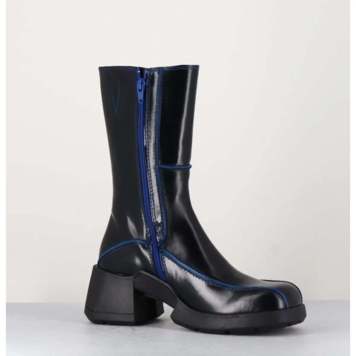 Boots^E8 BY MIISTA Boots tige haute en cuir lisse noir aux bords bleus - MIEKO BLU BOOTS