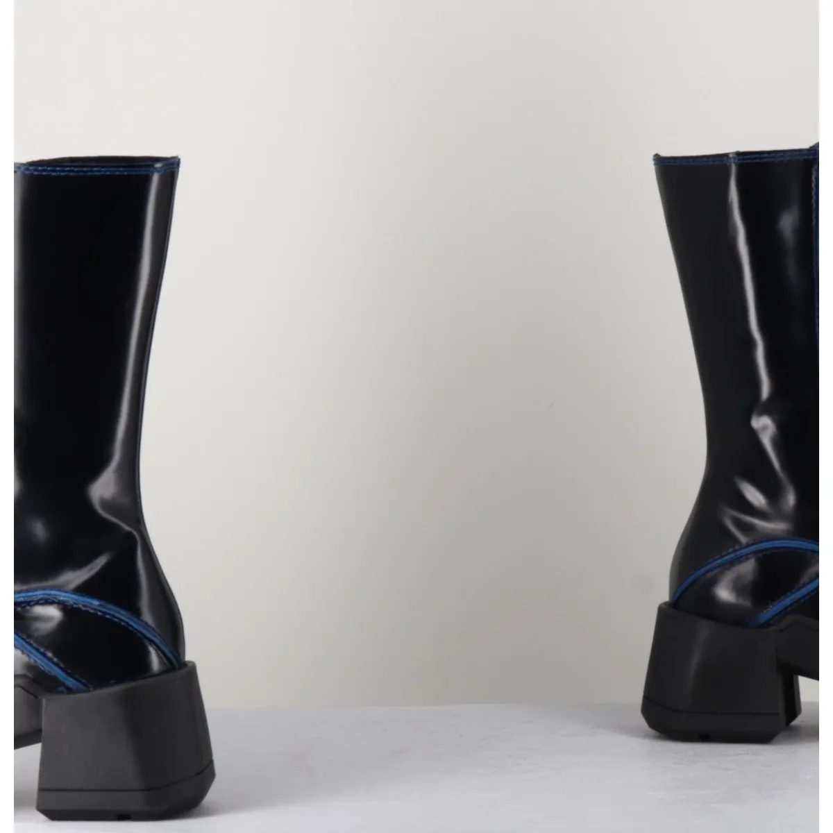 Boots^E8 BY MIISTA Boots tige haute en cuir lisse noir aux bords bleus - MIEKO BLU BOOTS