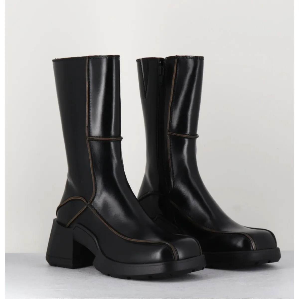 Boots^E8 BY MIISTA Boots tige haute en cuir lisse aux bords khaki - MIEKO BLACK BOOTS NOIR