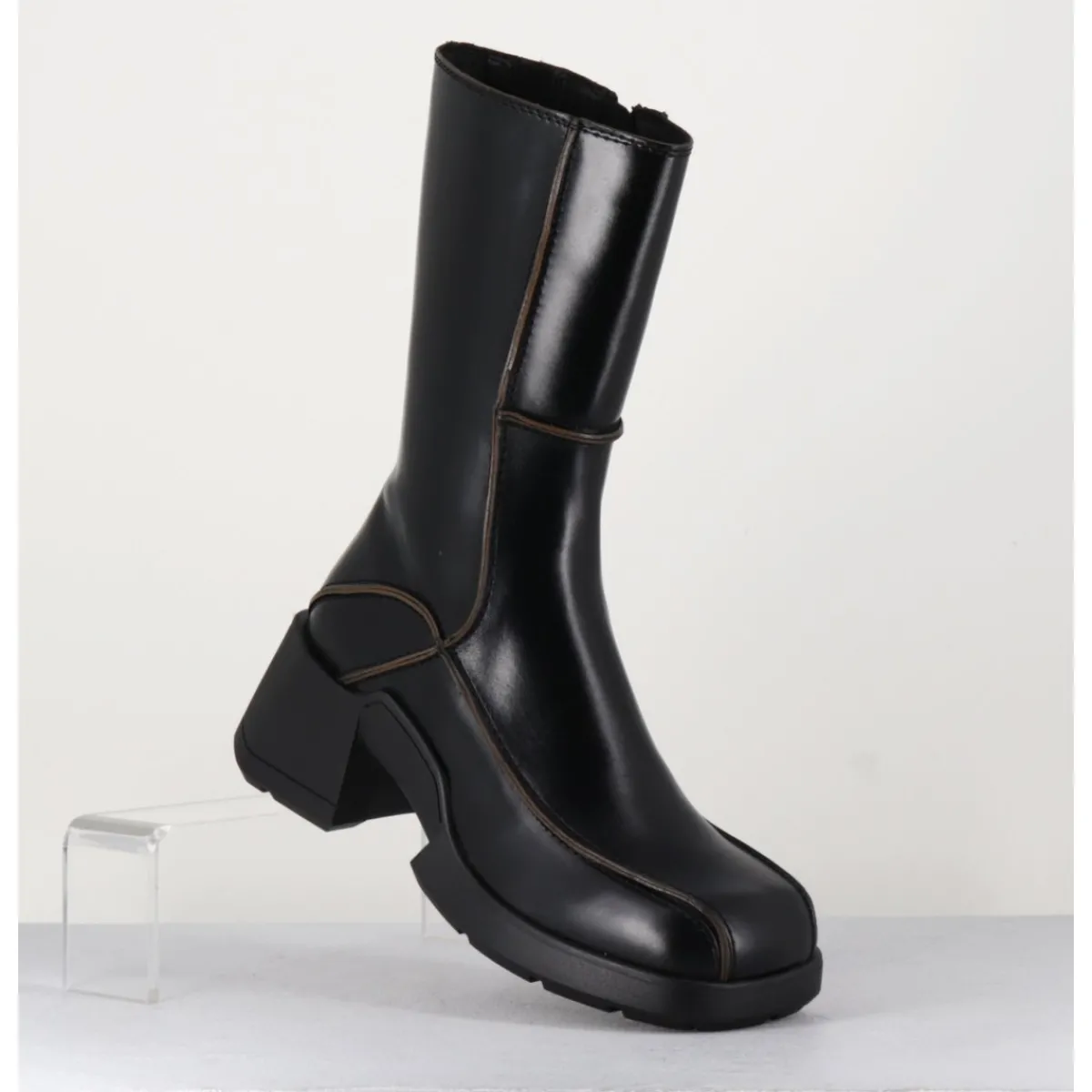 Boots^E8 BY MIISTA Boots tige haute en cuir lisse aux bords khaki - MIEKO BLACK BOOTS NOIR