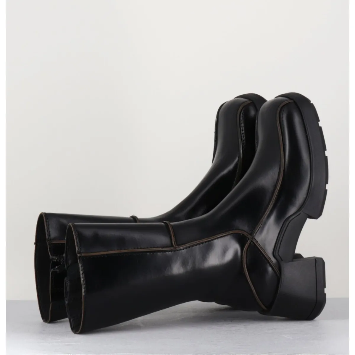 Boots^E8 BY MIISTA Boots tige haute en cuir lisse aux bords khaki - MIEKO BLACK BOOTS NOIR
