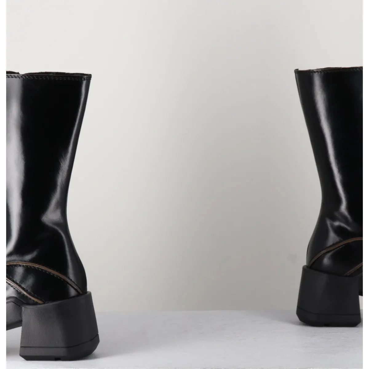 Boots^E8 BY MIISTA Boots tige haute en cuir lisse aux bords khaki - MIEKO BLACK BOOTS NOIR