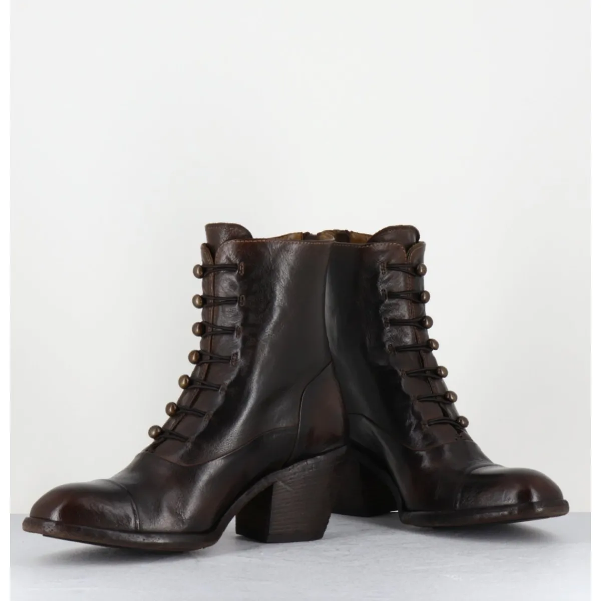 Boots^OFFICINE CREATIVE Bottines à boutons esprit XIXe en cuir brossé - SYDNE005 T.CAFFE MARRON