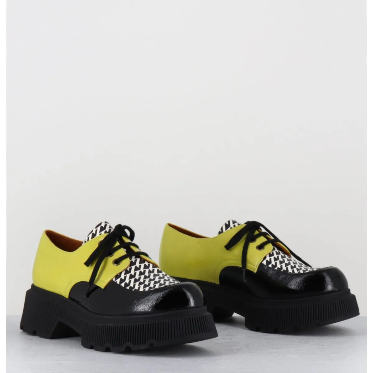 Chaussures^CHIE MIHARA Derbies semelle épaisse en cuir vernis noir & jaune - QUAMBA SUCRE NEGRO