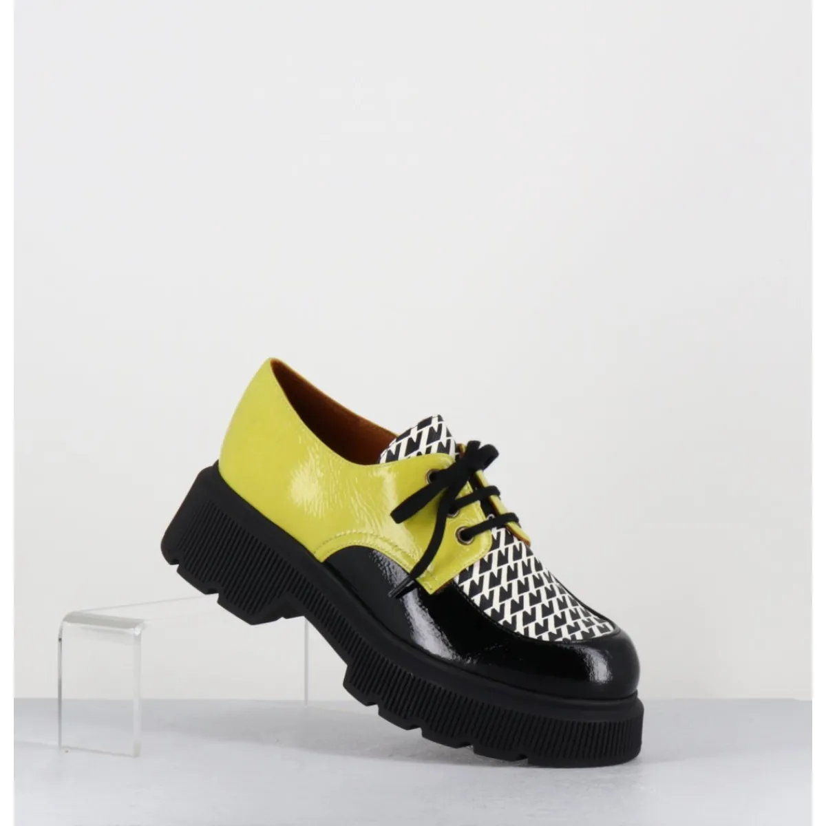 Chaussures^CHIE MIHARA Derbies semelle épaisse en cuir vernis noir & jaune - QUAMBA SUCRE NEGRO
