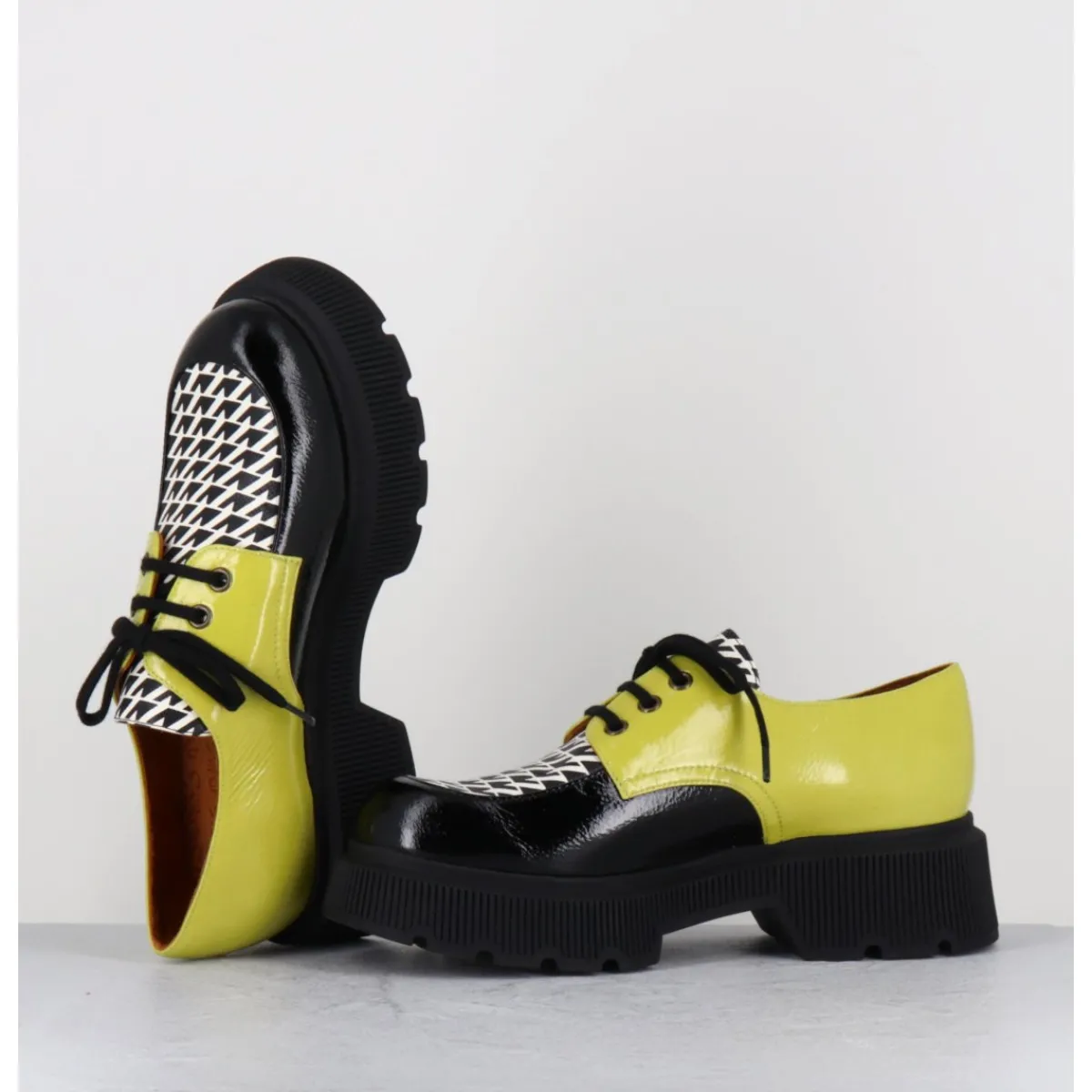 Chaussures^CHIE MIHARA Derbies semelle épaisse en cuir vernis noir & jaune - QUAMBA SUCRE NEGRO