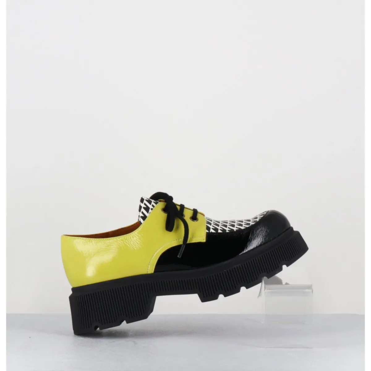 Chaussures^CHIE MIHARA Derbies semelle épaisse en cuir vernis noir & jaune - QUAMBA SUCRE NEGRO