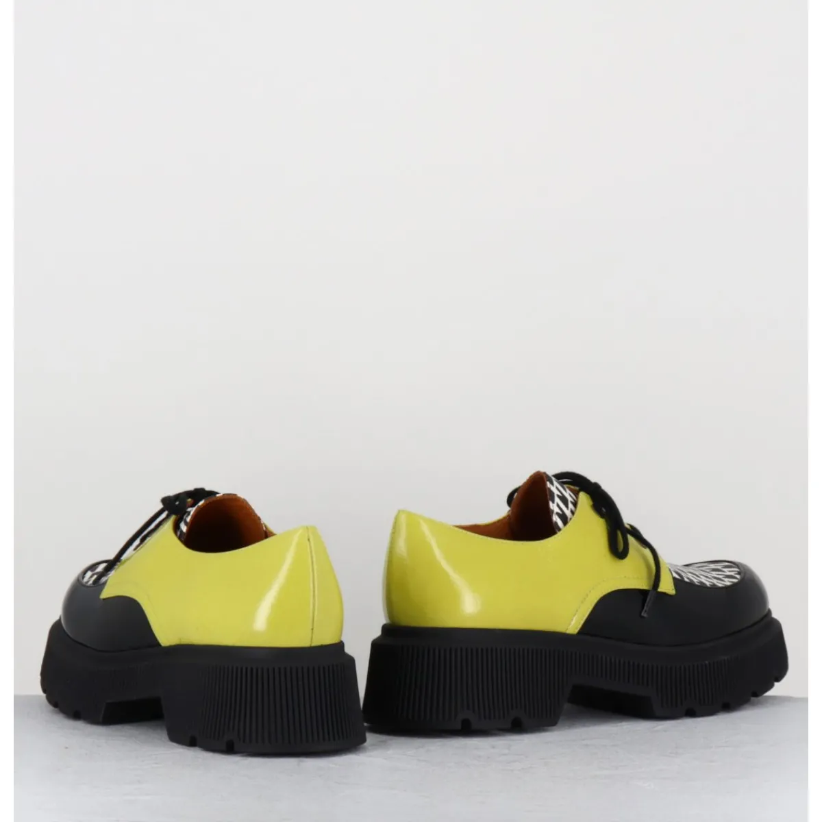 Chaussures^CHIE MIHARA Derbies semelle épaisse en cuir vernis noir & jaune - QUAMBA SUCRE NEGRO