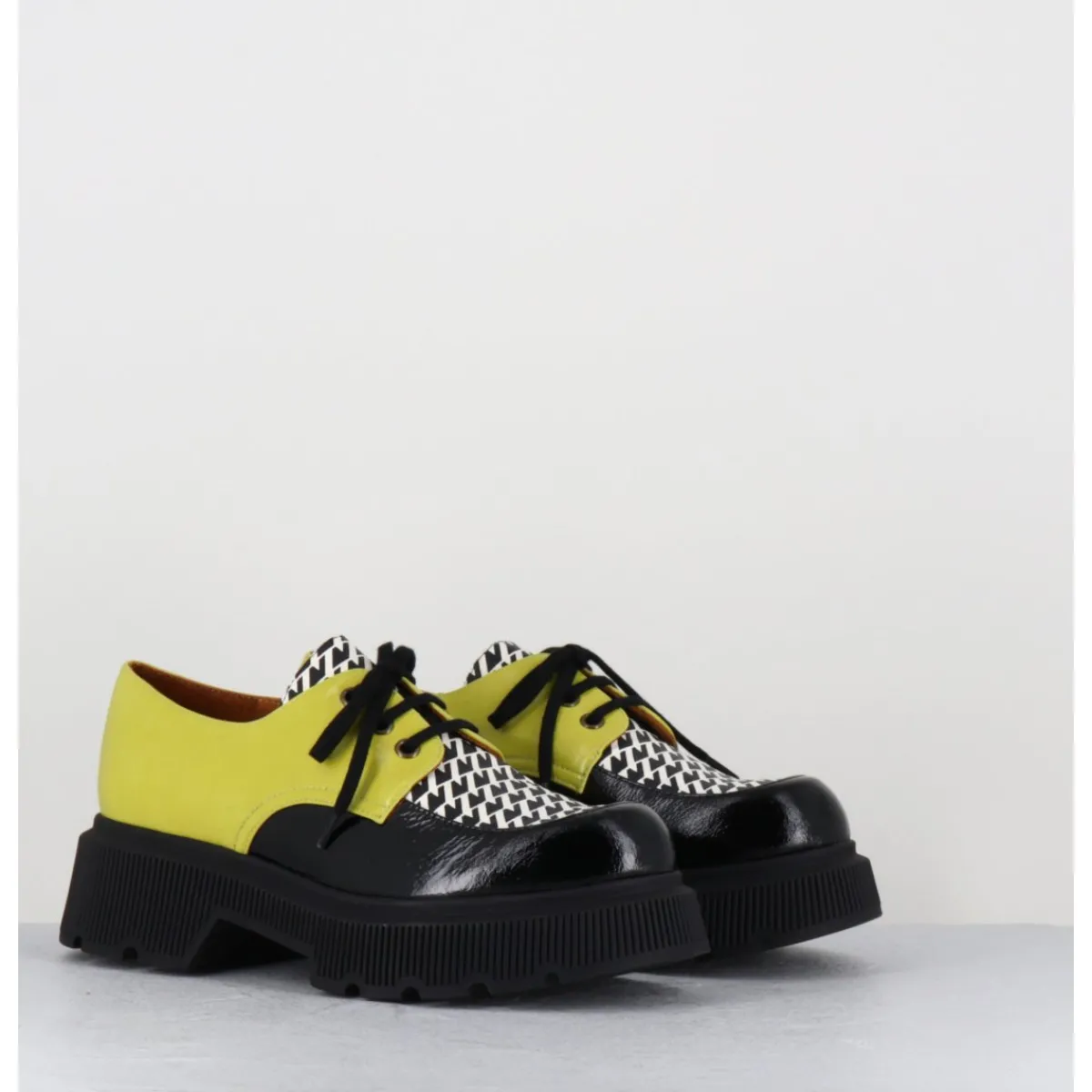Chaussures^CHIE MIHARA Derbies semelle épaisse en cuir vernis noir & jaune - QUAMBA SUCRE NEGRO