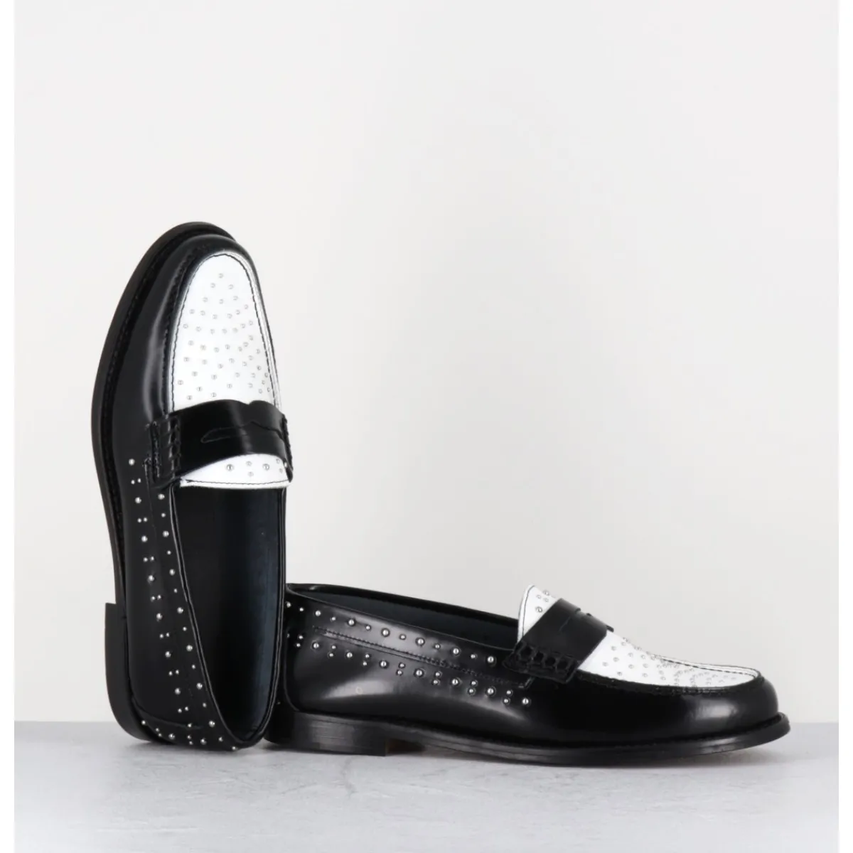 Mocassins | Chaussures^GARRICE LAB Mocassins bi-colores noir & blanc cloutés - ILAY ABRA NERO BIANCO NOIR&BLANC