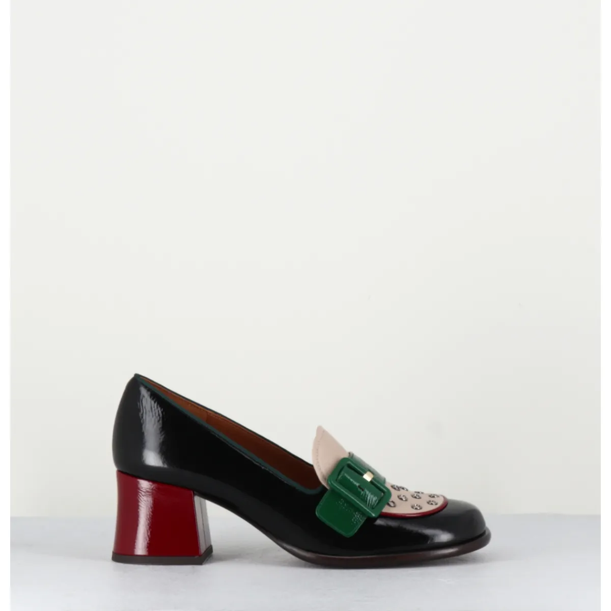 Mocassins^CHIE MIHARA Mocassins petit talon en cuir vernis noir & boucle verte - MEMET NEGRO SAND