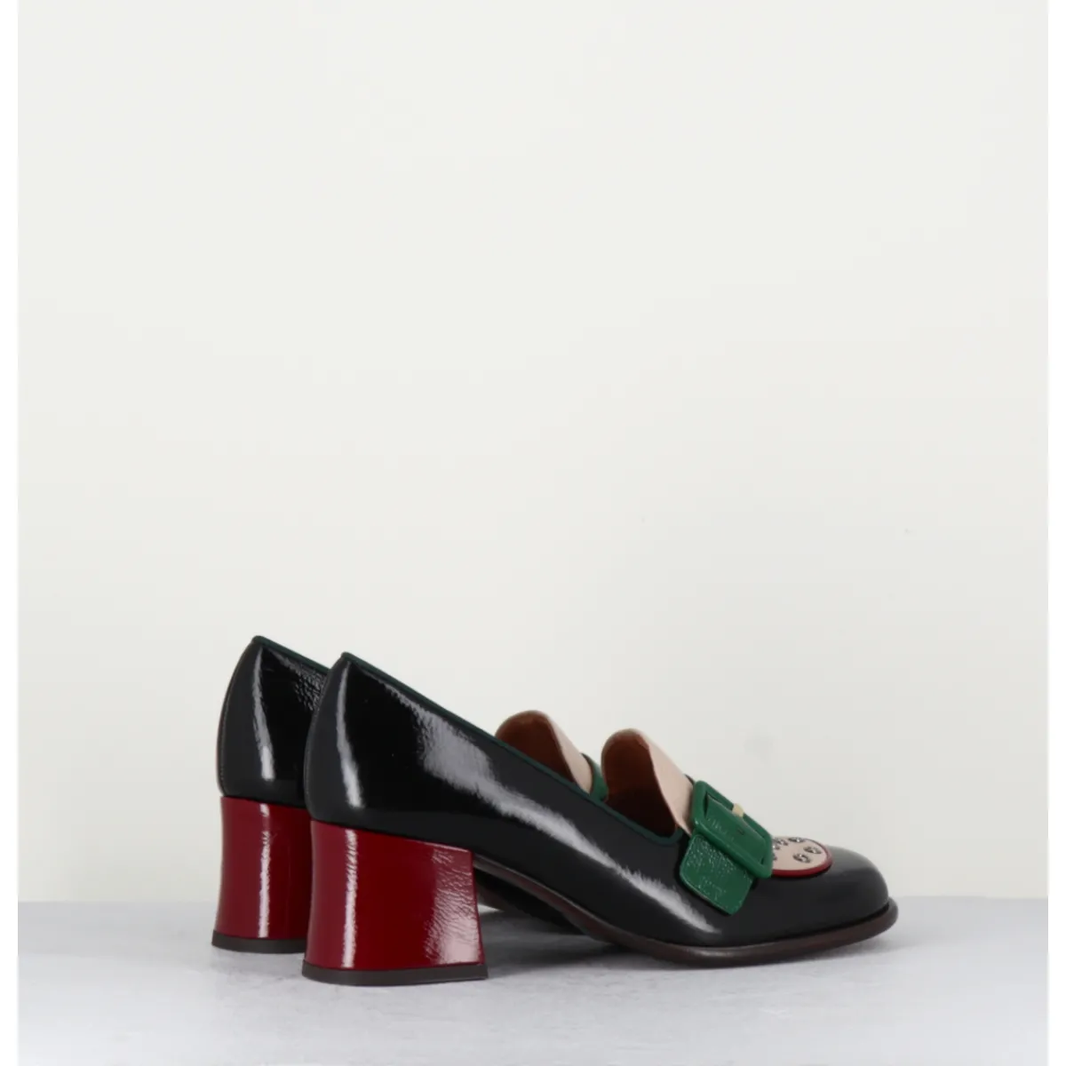 Mocassins^CHIE MIHARA Mocassins petit talon en cuir vernis noir & boucle verte - MEMET NEGRO SAND