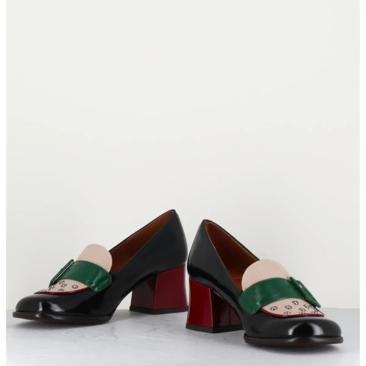 Mocassins^CHIE MIHARA Mocassins petit talon en cuir vernis noir & boucle verte - MEMET NEGRO SAND