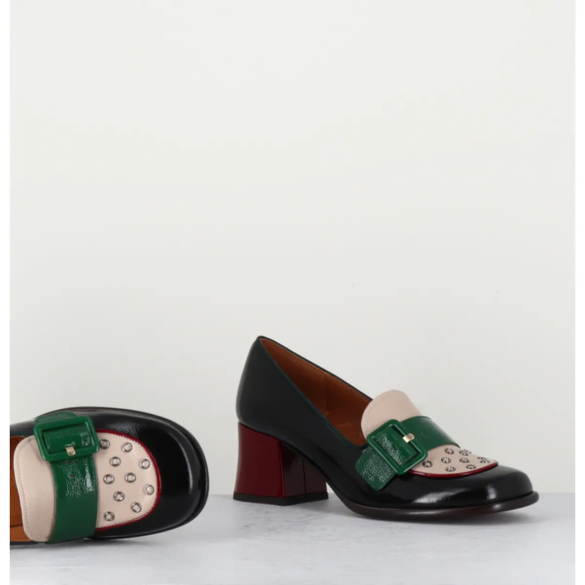 Mocassins^CHIE MIHARA Mocassins petit talon en cuir vernis noir & boucle verte - MEMET NEGRO SAND